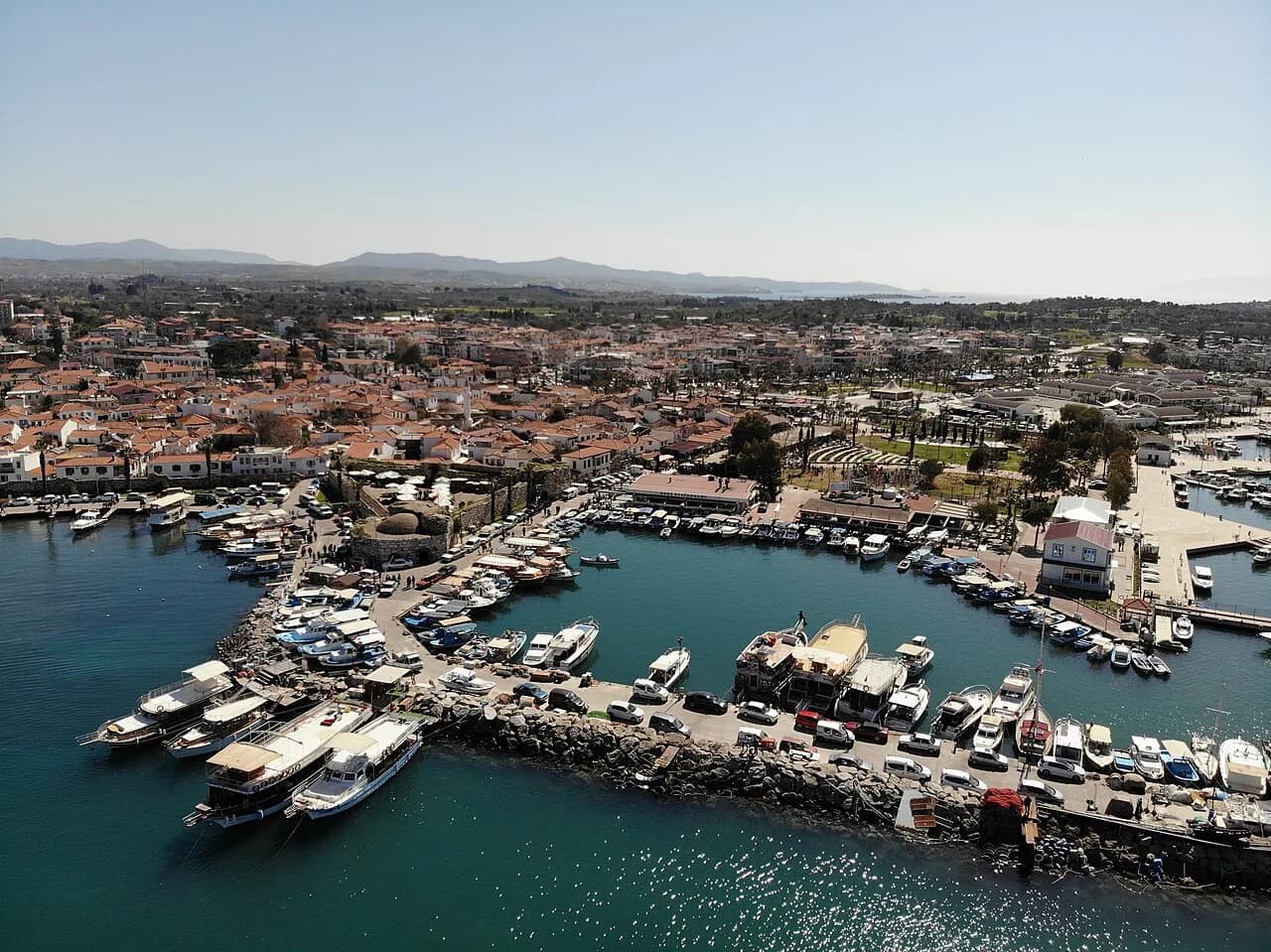 Sığacık Kalesi, Kaleiçi yerleşimi ve limanın havadan gerçek görünümü