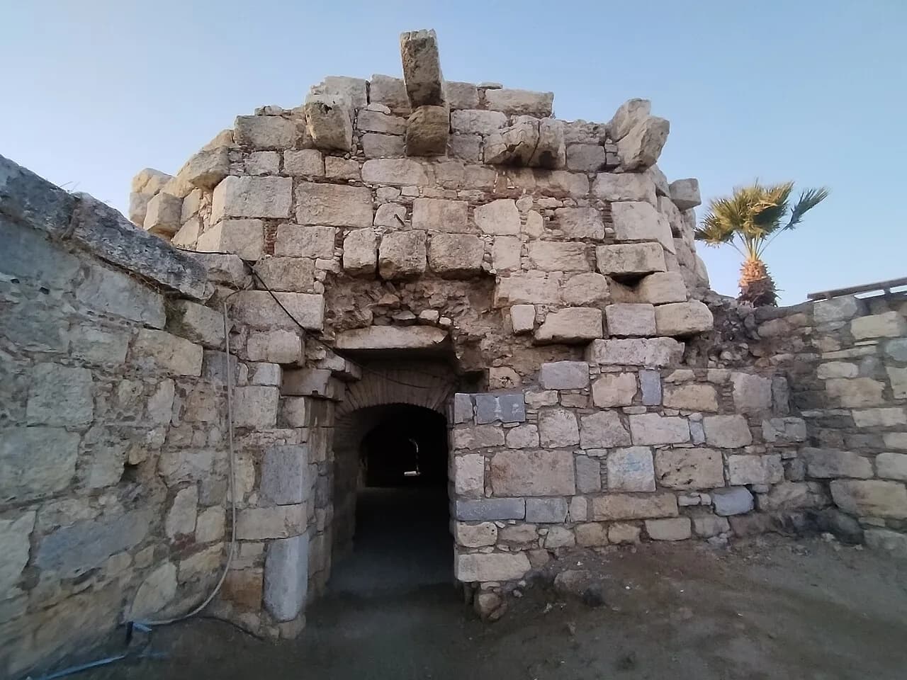 Sığacık Kalesi'nin tarihî taş girişinden gerçek görünüm